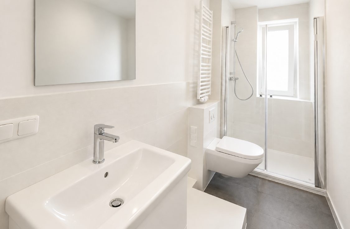 Neues Duschbad mit Glasdusche, Wand-WC, Waschtisch und Spiegel