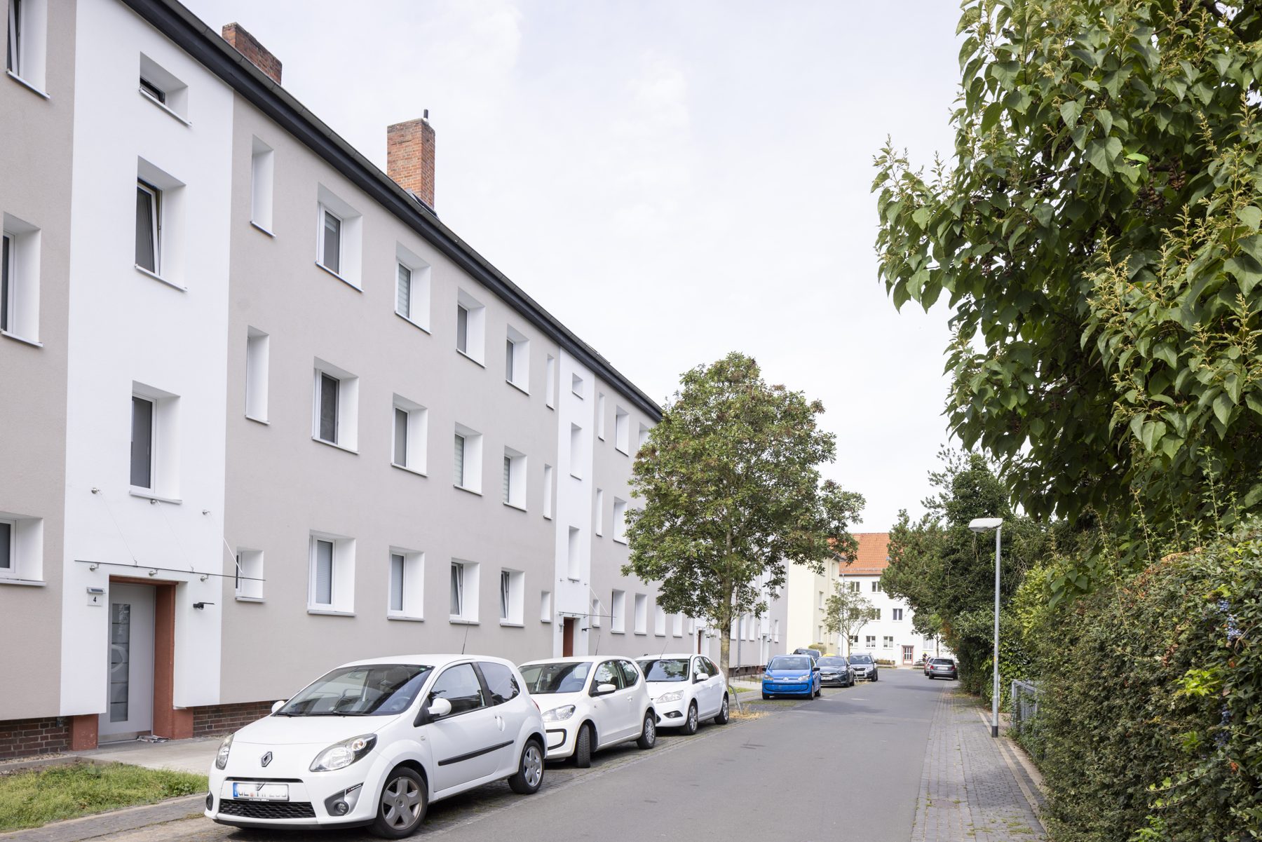 Außenansicht des Mehrfamilienhauses in der Feuerbachstraße mit neuer Fassade