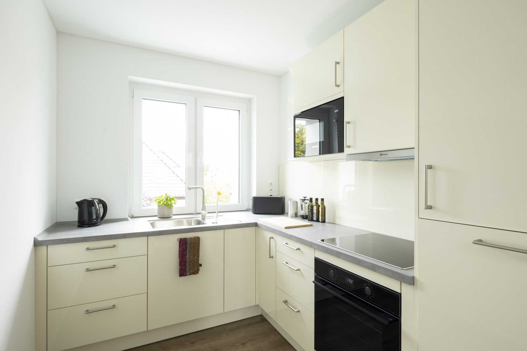 Neue Einbauküche mit Backofen, Kochfeld und Mikrowelle